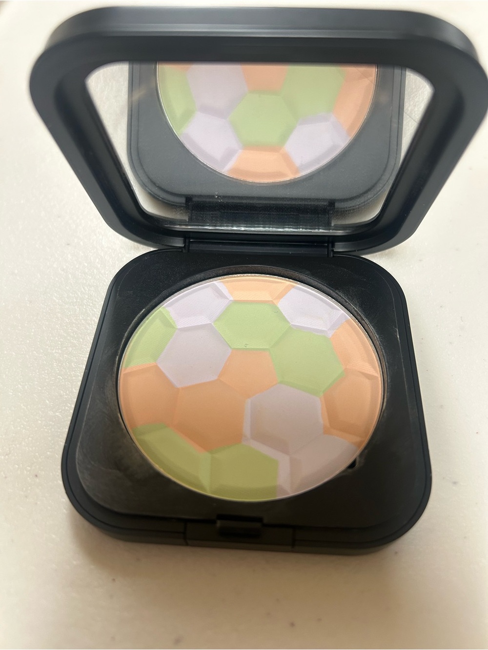 Laura Geller Filter Finish Neutralizing Setting Powder - Picture 6 of 7